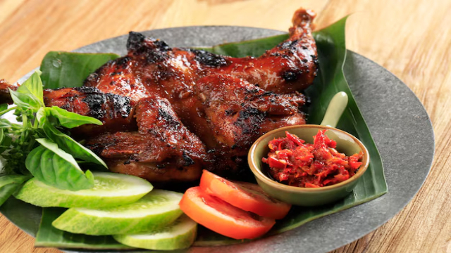 Pesona Rasa Bakakak Hayam yang Menggugah Selera